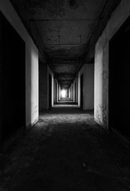 Terk edilmiş binada koridor