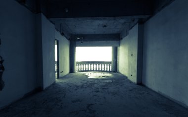 Terk edilmiş binada koridor