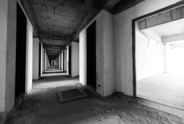 Corredor abandonado do edifício — Fotografia de Stock