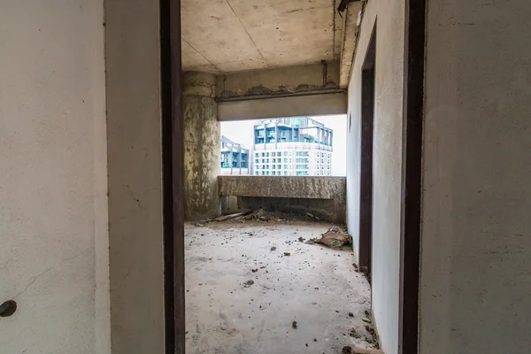 这栋废弃的大楼走廊 — 图库照片