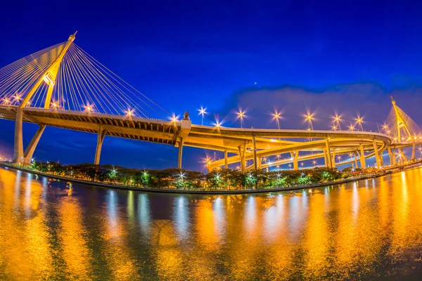 A ponte do outro lado do rio — Fotografia de Stock