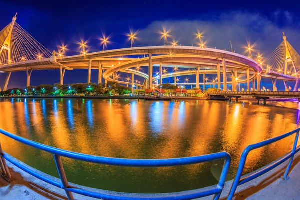 A ponte do outro lado do rio — Fotografia de Stock