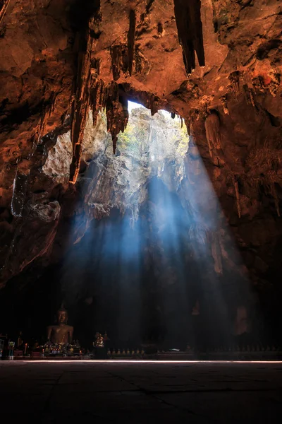 Thailändische Höhle mit Sonne — Stockfoto