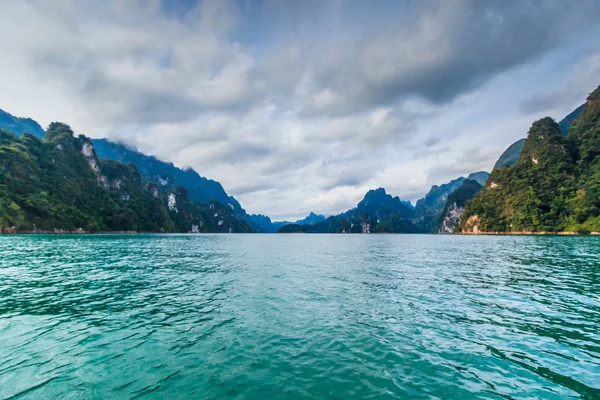 Ilha na água no Parque Nacional Khao Sok — Fotografia de Stock