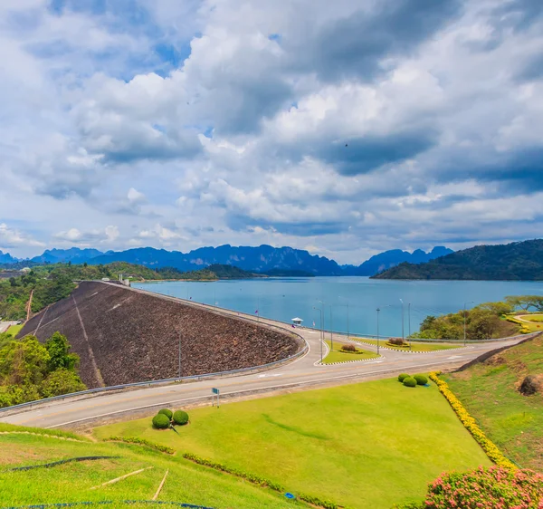 Ratchaprapha Dam Surat Thani provinsen — Stockfoto