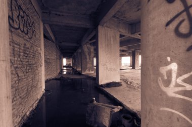 Terk edilmiş binada koridor