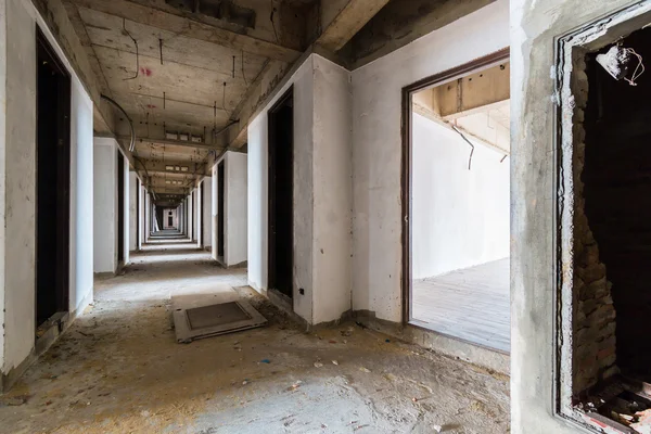 这栋废弃的大楼走廊 — 图库照片
