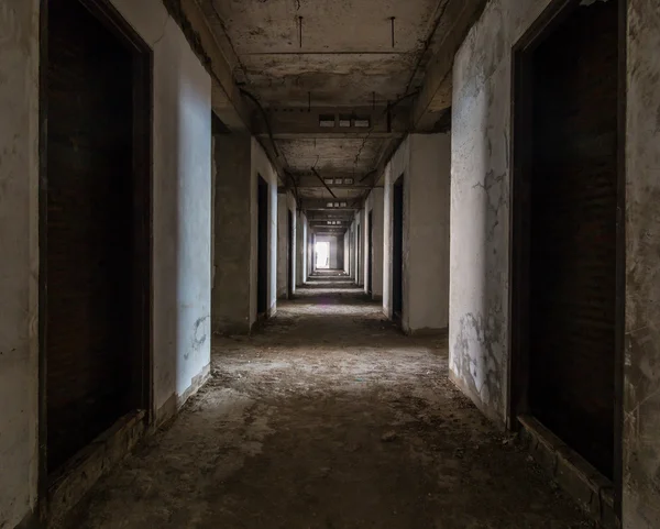 Corredor abandonado do edifício — Fotografia de Stock