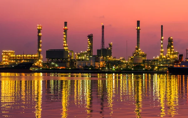 Oil refinery in evening — Stock Photo, Image