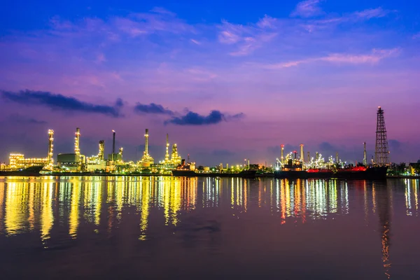 Rafinerii ropy naftowej w wieczór — Zdjęcie stockowe