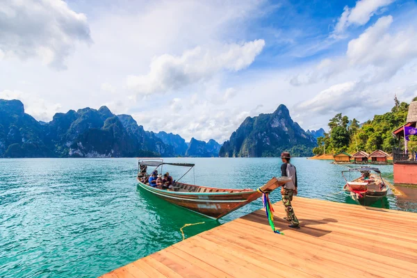 People floating in boats over Island — Stock Photo, Image