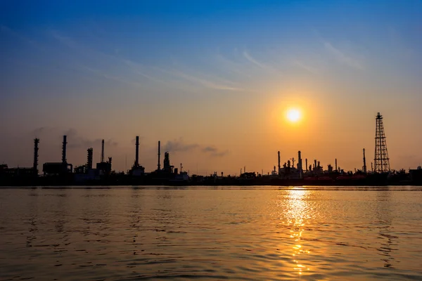 Refinaria de petróleo à noite — Fotografia de Stock