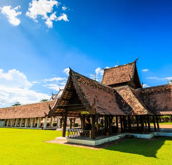 Vecchio tempio di legno a Chiang Mai — Foto Stock