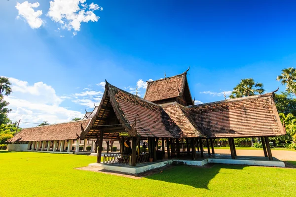Starý dřevěný chrám v Chiang Mai — Stock fotografie