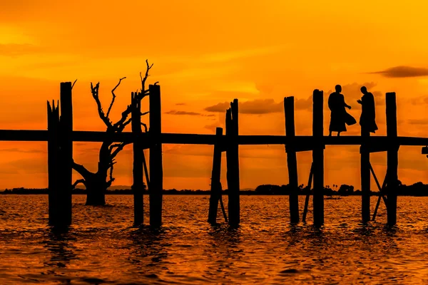 U Bein puente al atardecer —  Fotos de Stock