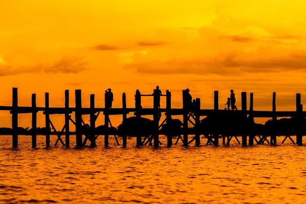 U Bein puente al atardecer —  Fotos de Stock