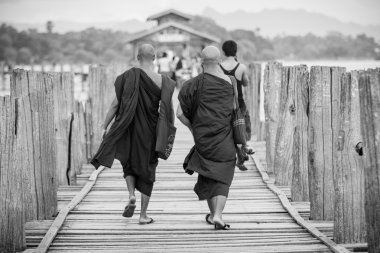 Kimliği belirsiz rahipler yerel Budist tapınağı