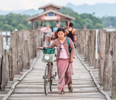 Bisikletli genç kadın