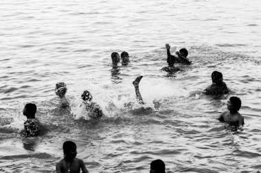 Myanmar çocuklar suda oynarken