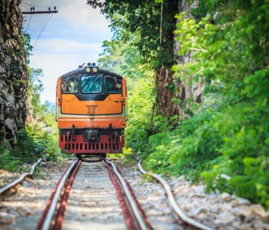 Tren demiryolu üzerinde çalışan