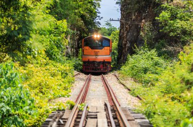 Tren demiryolu üzerinde çalışan