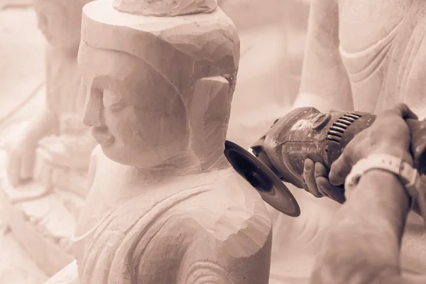 Sculpteur à l'aide d'un outil sur marbre — Photo