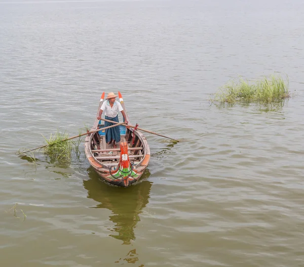 Mężczyzna wiersze łódź w Myanmar — Zdjęcie stockowe