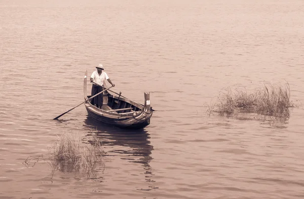 Man rows boat in Myanmar — Stock Photo, Image