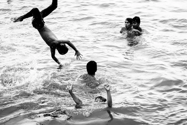 Mianmar crianças brincando na água — Fotografia de Stock