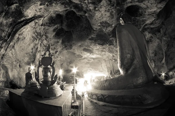 Krasae mağara ve Buda heykeli — Stok fotoğraf