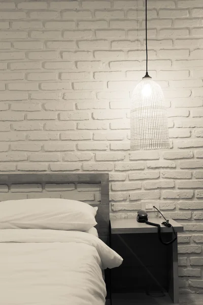 Bett im Zimmer — Stockfoto
