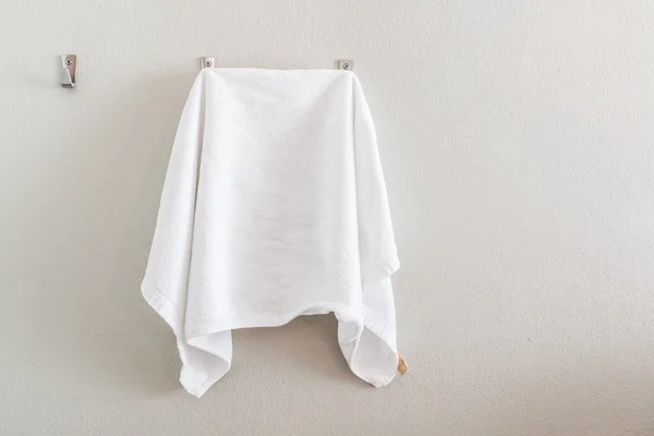 Badkamer witte handdoek — Stockfoto