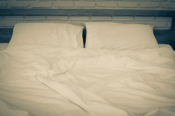 Obäddade säng och kuddar — Stockfoto