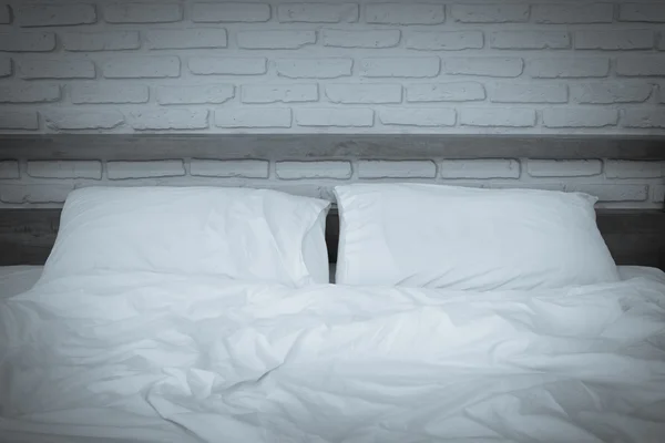 Obäddade säng och kuddar — Stockfoto