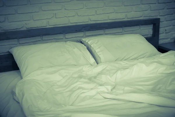 Ungemachtes Bett und Kissen — Stockfoto
