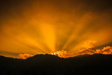 Bulutlar aracılığıyla ışık ışınları