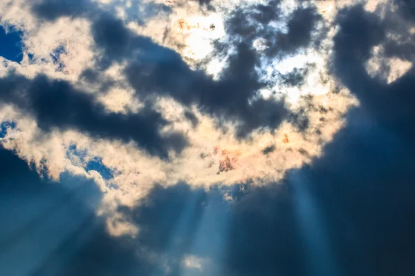 Promienie światła przez chmury — Zdjęcie stockowe