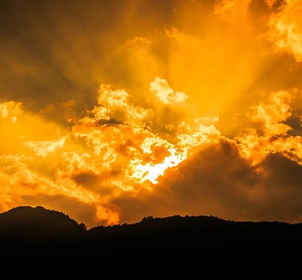 Rayons de lumière à travers les nuages — Photo