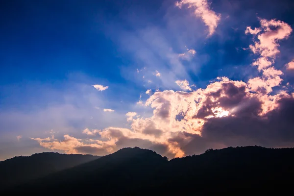 雲の切れ間から光の光線 — ストック写真