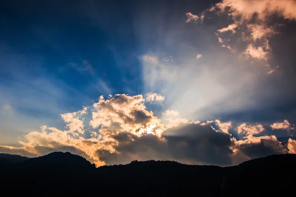 雲の切れ間から光の光線 — ストック写真