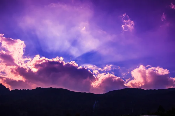 Lichtstrahlen durch Wolken — Stockfoto