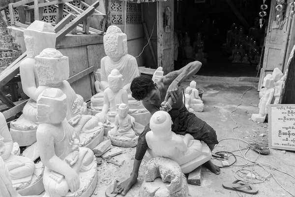 Carver wyrzeźbić posąg Buddy — Zdjęcie stockowe