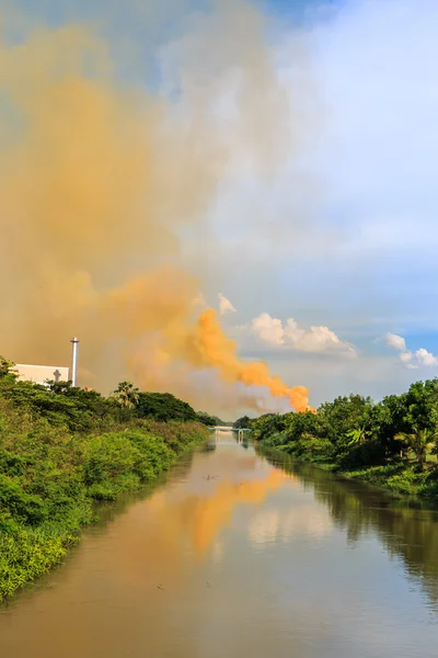 Industrieller Fabrikrauch — Stockfoto