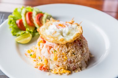 Kızarmış pilav ile karides