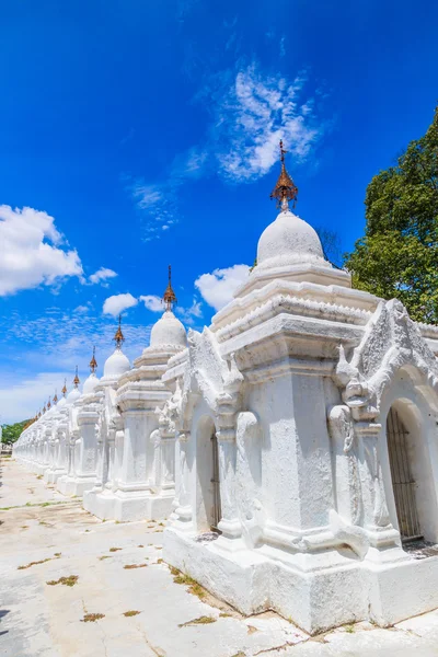 Punto di riferimento Kuthodaw tempio — Foto Stock