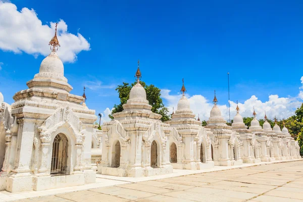 Landmark Kuthodaw temple — Stockfoto