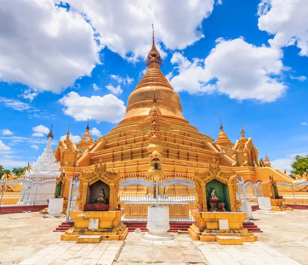 Punto di riferimento Kuthodaw tempio — Foto Stock