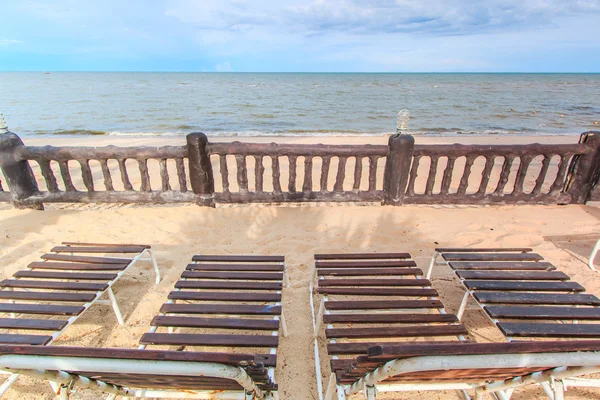 Lettini sulla spiaggia di sabbia — Foto Stock