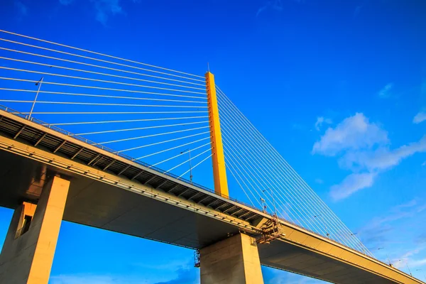 Kötél-híd és a sky — Stock Fotó