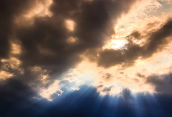 Rayos de nubes de luz — Foto de Stock